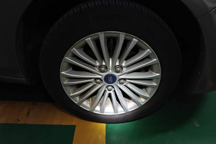 Used Ford Escort 2015 1.5L Automatic Comfort Edition Right Front Wheel Hub