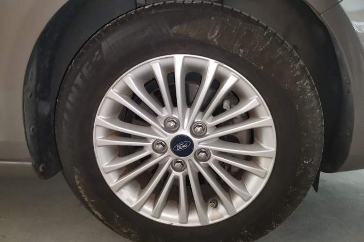 Used Ford Escort 2015 1.5L Automatic Comfort Edition Right Front Wheel Hub