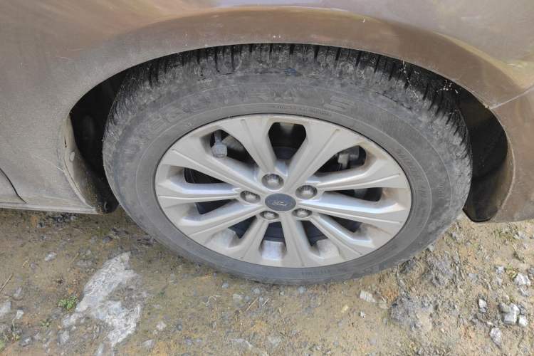 Used Ford Escort 2015 1.5L Manual Fashion Edition Right Front Wheel Hub