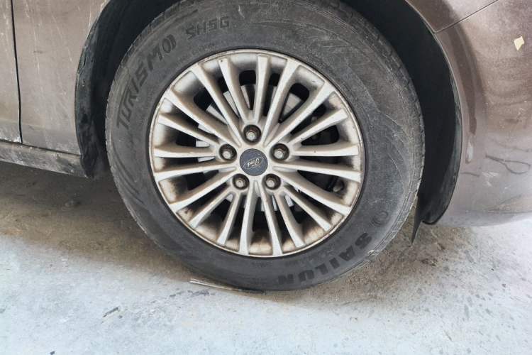 Used Ford Escort 2015 1.5L Automatic Comfort Edition Right Front Wheel Hub