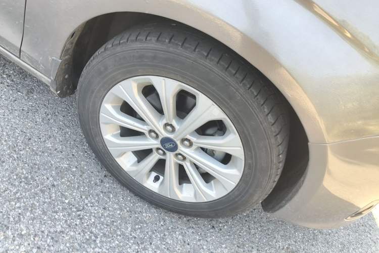 Used Ford Escort 2015 1.5L Automatic Fashion Model Right Front Wheel Hub