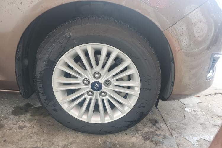 Used Ford Escort 2015 1.5L Automatic Comfort Edition Right Front Wheel Hub