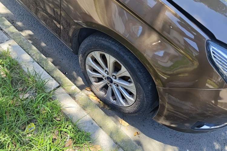 Used Ford Escort 2015 1.5L Automatic Fashion Model Right Front Wheel Hub