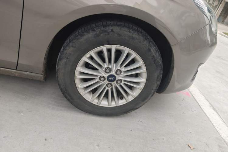 Used Ford Escort 2015 1.5L Manual Comfort Model Right Front Wheel Hub