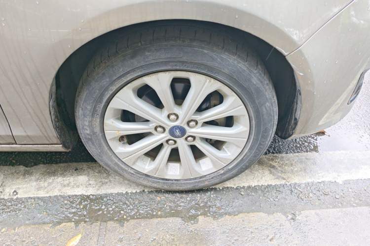 Used Ford Escort 2015 1.5L Automatic Fashion Model Right Front Wheel Hub