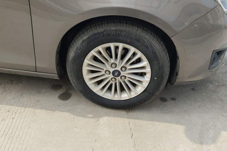Used Ford Escort 2015 1.5L Manual Comfort Model Right Front Wheel Hub