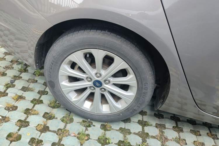Used Ford Escort 2015 1.5L Automatic Fashion Model Right Rear Wheel Hub
