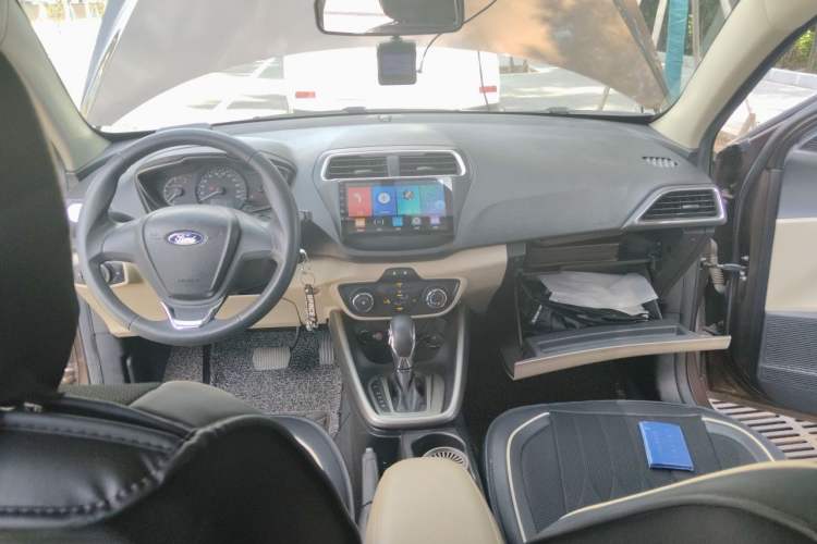 Used Ford Escort 2015 1.5L Automatic Comfort Edition Center Console
