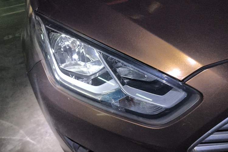 Used Ford Escort 2015 1.5L Automatic Fashion Model Right Front Headlight