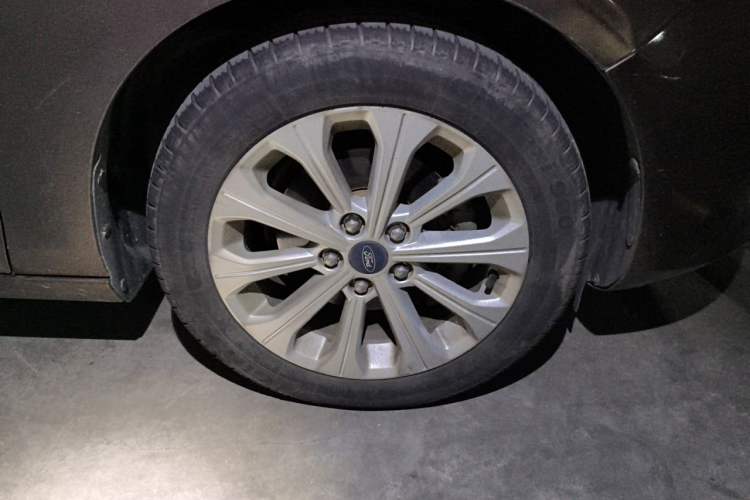 Used Ford Escort 2015 1.5L Automatic Fashion Model Right Front Wheel Hub