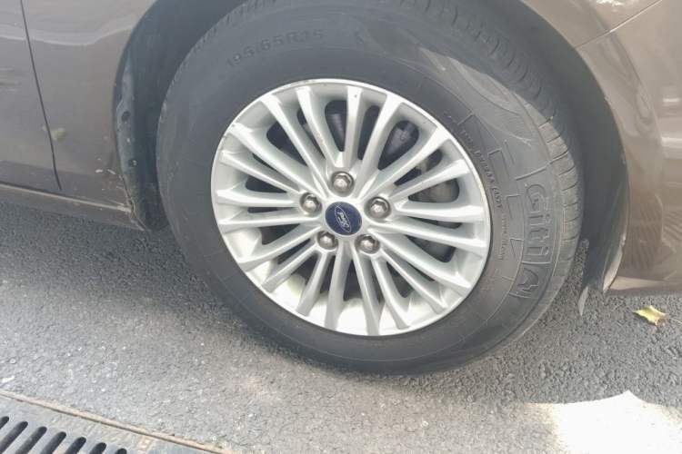 Used Ford Escort 2015 1.5L Automatic Comfort Edition Right Front Wheel Hub