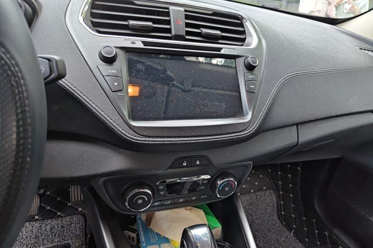 Used Ford Escort 2015 1.5L Automatic Fashion Model Audio And AC Panel