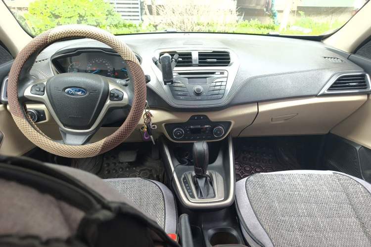 Used Ford Escort 2015 1.5L Automatic Fashion Model Center Console
