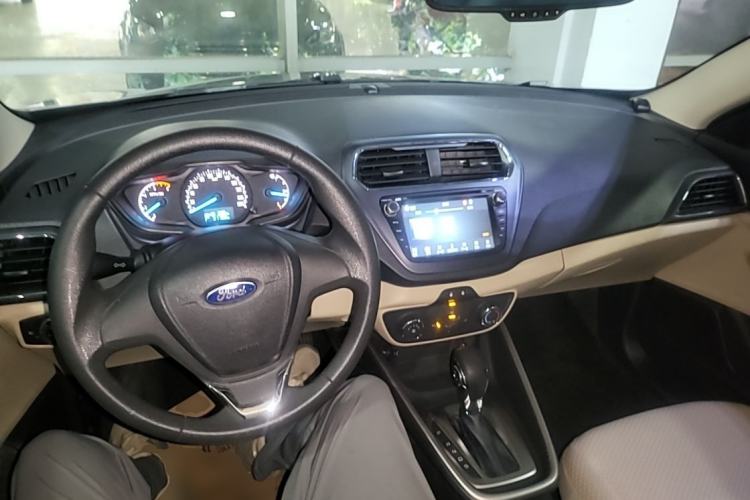 Used Ford Escort 2015 1.5L Automatic Comfort Edition Center Console