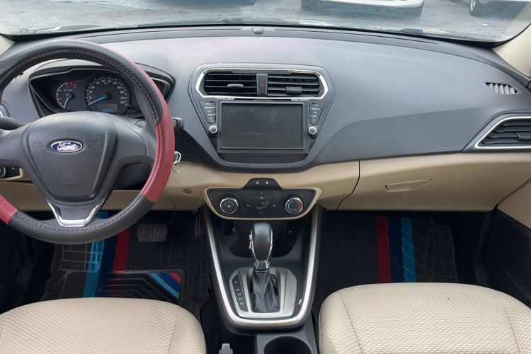 Used Ford Escort 2015 1.5L Automatic Comfort Edition Center Console