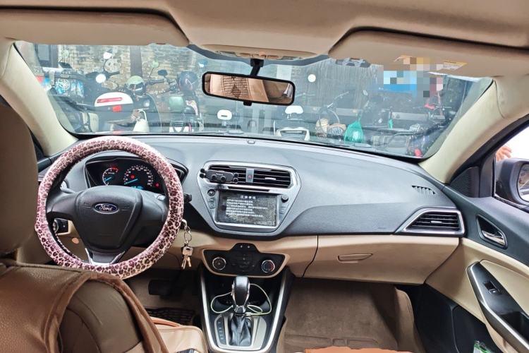 Used Ford Escort 2015 1.5L Automatic Comfort Edition Center Console