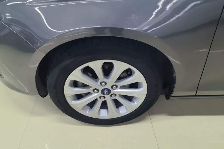 Used Ford Escort 2015 1.5L Automatic Fashion Model Left Front Wheel Hub