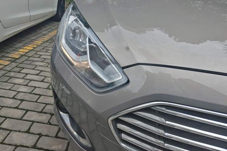 Used Ford Escort 2015 1.5L Automatic Fashion Model Right Front Headlight