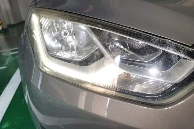 Used Ford Escort 2015 1.5L Automatic Fashion Model Right Front Headlight