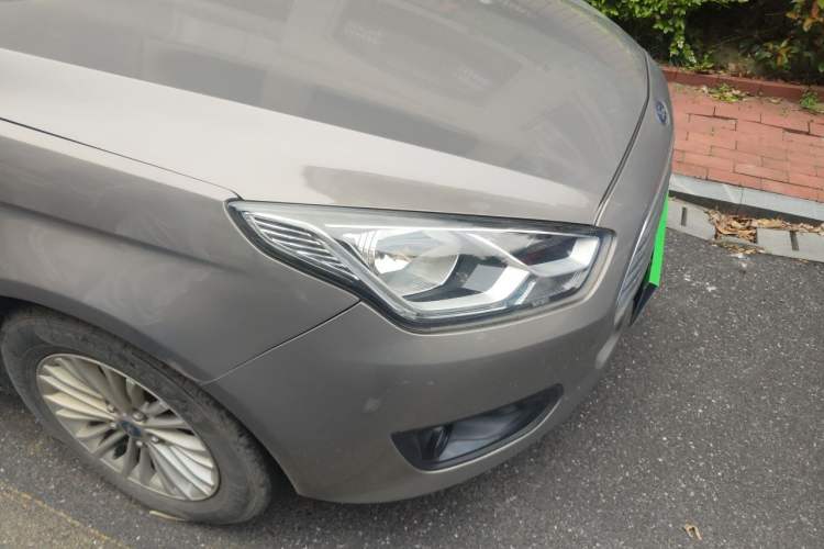 Used Ford Escort 2015 1.5L Automatic Comfort Edition Right Front Headlight