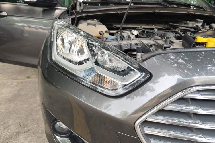 Used Ford Escort 2015 1.5L Automatic Fashion Model Right Front Headlight