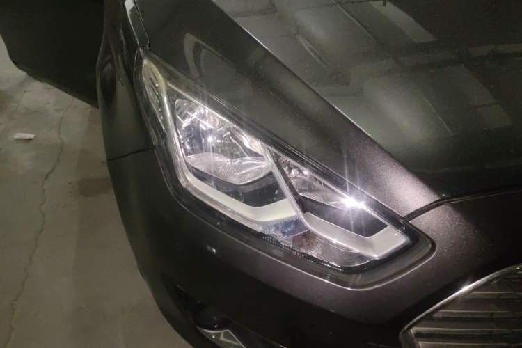 Used Ford Escort 2015 1.5L Automatic Fashion Model Right Front Headlight