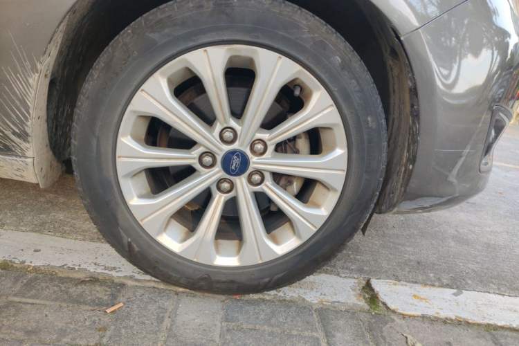 Used Ford Escort 2015 1.5L Automatic Fashion Model Right Front Wheel Hub