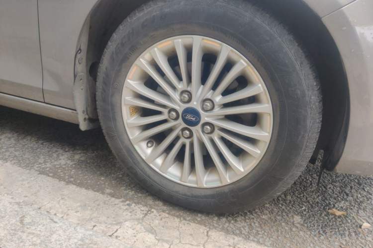 Used Ford Escort 2015 1.5L Automatic Comfort Edition Right Front Wheel Hub