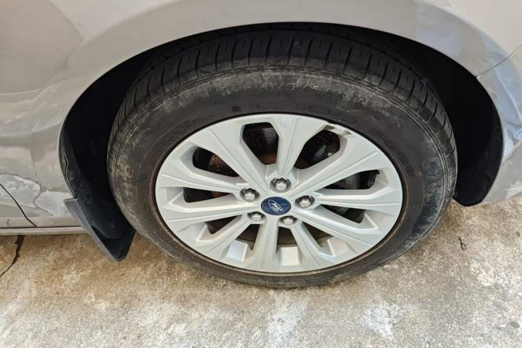 Used Ford Escort 2015 1.5L Automatic Fashion Model Right Front Wheel Hub