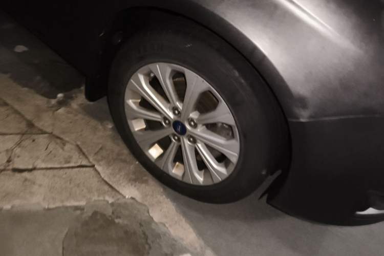 Used Ford Escort 2015 1.5L Automatic Fashion Model Right Front Wheel Hub