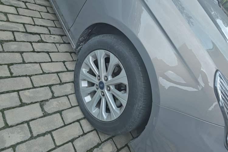 Used Ford Escort 2015 1.5L Automatic Fashion Model Right Front Wheel Hub