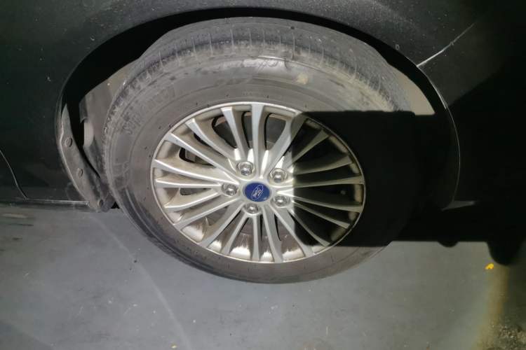 Used Ford Escort 2015 1.5L Automatic Comfort Edition Right Front Wheel Hub