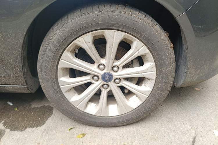 Used Ford Escort 2015 1.5L Automatic Fashion Model Right Front Wheel Hub