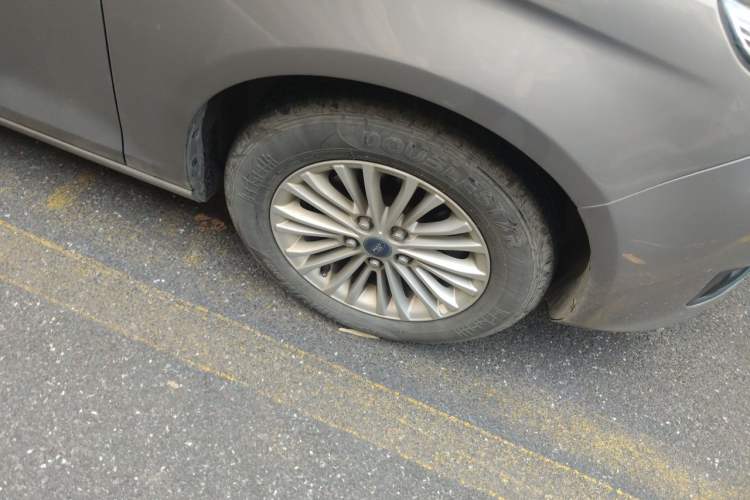 Used Ford Escort 2015 1.5L Automatic Comfort Edition Right Front Wheel Hub
