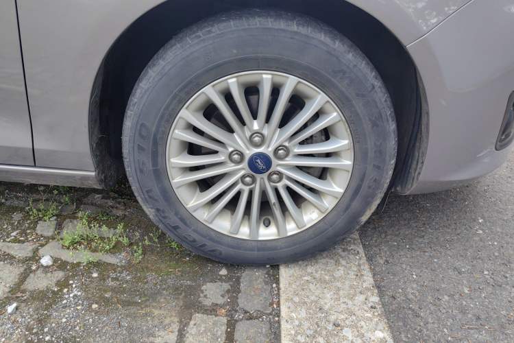 Used Ford Escort 2015 1.5L Manual Comfort Model Right Front Wheel Hub