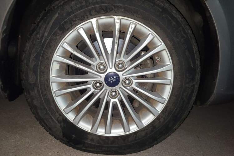 Used Ford Escort 2015 1.5L Manual Comfort Model Right Front Wheel Hub