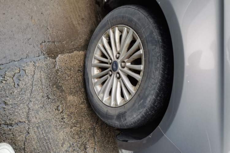 Used Ford Escort 2015 1.5L Automatic Comfort Edition Right Front Wheel Hub