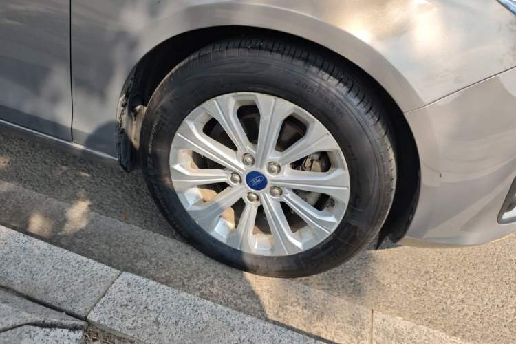 Used Ford Escort 2015 1.5L Manual Fashion Edition Right Front Wheel Hub