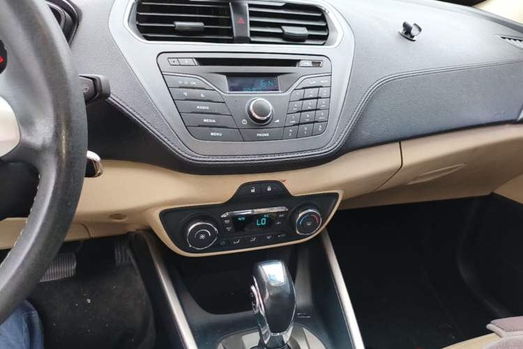 Used Ford Escort 2015 1.5L Automatic Fashion Model Audio And AC Panel