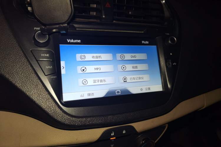 Used Ford Escort 2015 1.5L Automatic Comfort Edition Audio And AC Panel