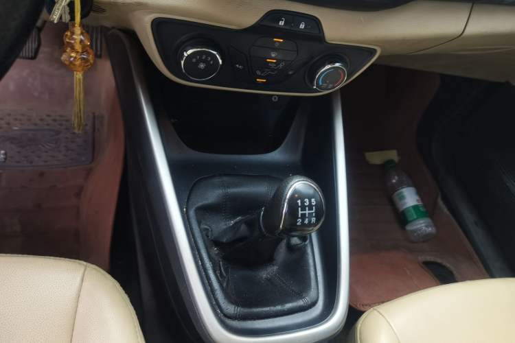Used Ford Escort 2015 1.5L Manual Comfort Model Gear Lever