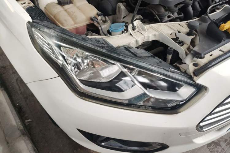 Used Ford Escort 2015 1.5L Automatic Fashion Model Right Front Headlight