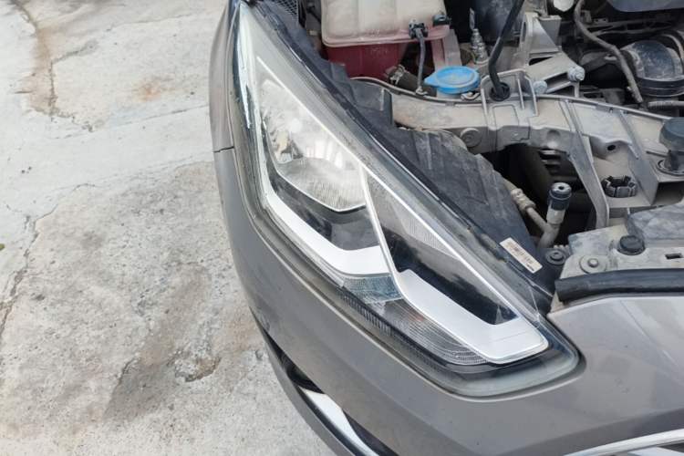 Used Ford Escort 2015 1.5L Automatic Fashion Model Right Front Headlight