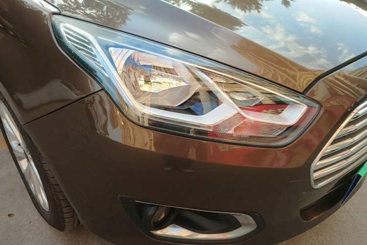 Used Ford Escort 2015 1.5L Automatic Fashion Model Right Front Headlight