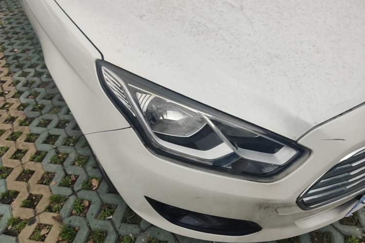 Used Ford Escort 2015 1.5L Automatic Comfort Edition Right Front Headlight