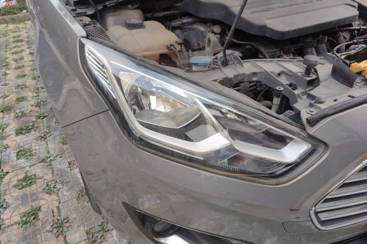 Used Ford Escort 2015 1.5L Manual Fashion Edition Right Front Headlight