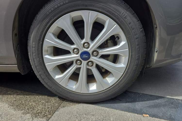 Used Ford Escort 2015 1.5L Manual Fashion Edition Right Front Wheel Hub