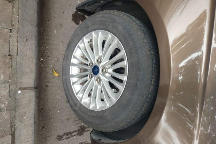 Used Ford Escort 2015 1.5L Automatic Comfort Edition Right Front Wheel Hub
