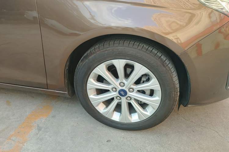 Used Ford Escort 2015 1.5L Automatic Fashion Model Right Front Wheel Hub