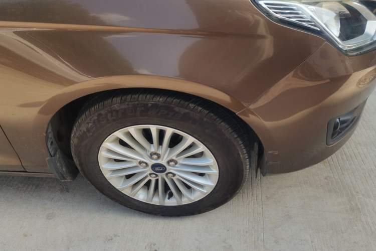 Used Ford Escort 2015 1.5L Manual Comfort Model Right Front Wheel Hub
